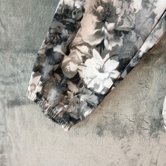 NWT Carmen Marc Valvo Blouse Womens L Gray Floral Long Sleeve Off Shoulder Top - Picture 6 of 6